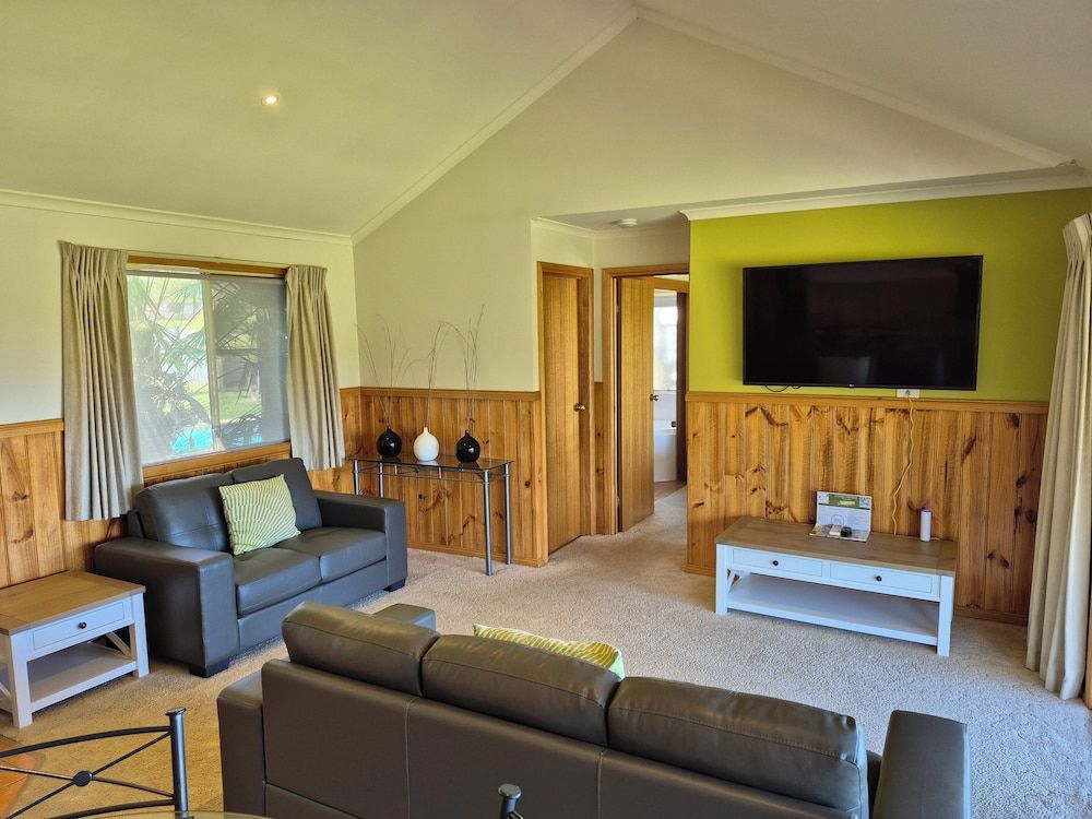 Golden Heritage Cottages 2 Bedrooms, 2 Bathrooms Self Contained Spa Cottage 4