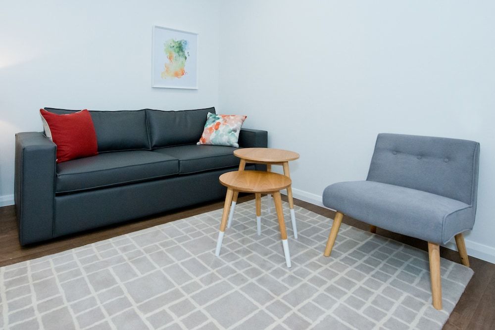 Loxton Courthouse Apartments Queen Studio Accessible (Jury Room) 5