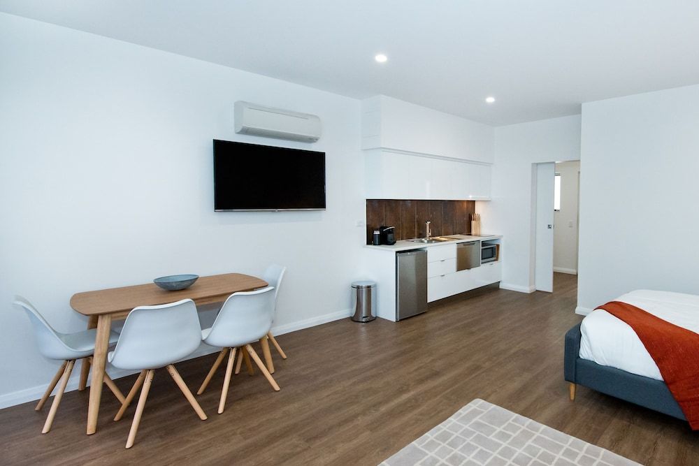 Loxton Courthouse Apartments Queen Studio Accessible (Jury Room) 4