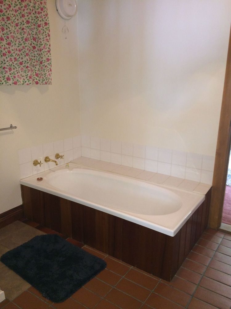 Deep Soaking Bathtub