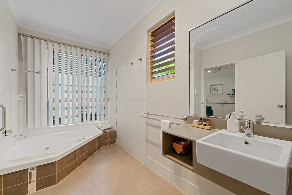 Blue Summit Hideaway Luxury Villa, 1 King Bed 9