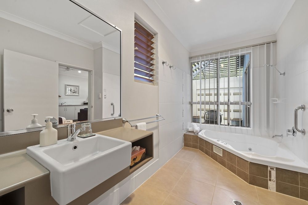 Blue Summit Hideaway Luxury Villa, 1 King Bed 11