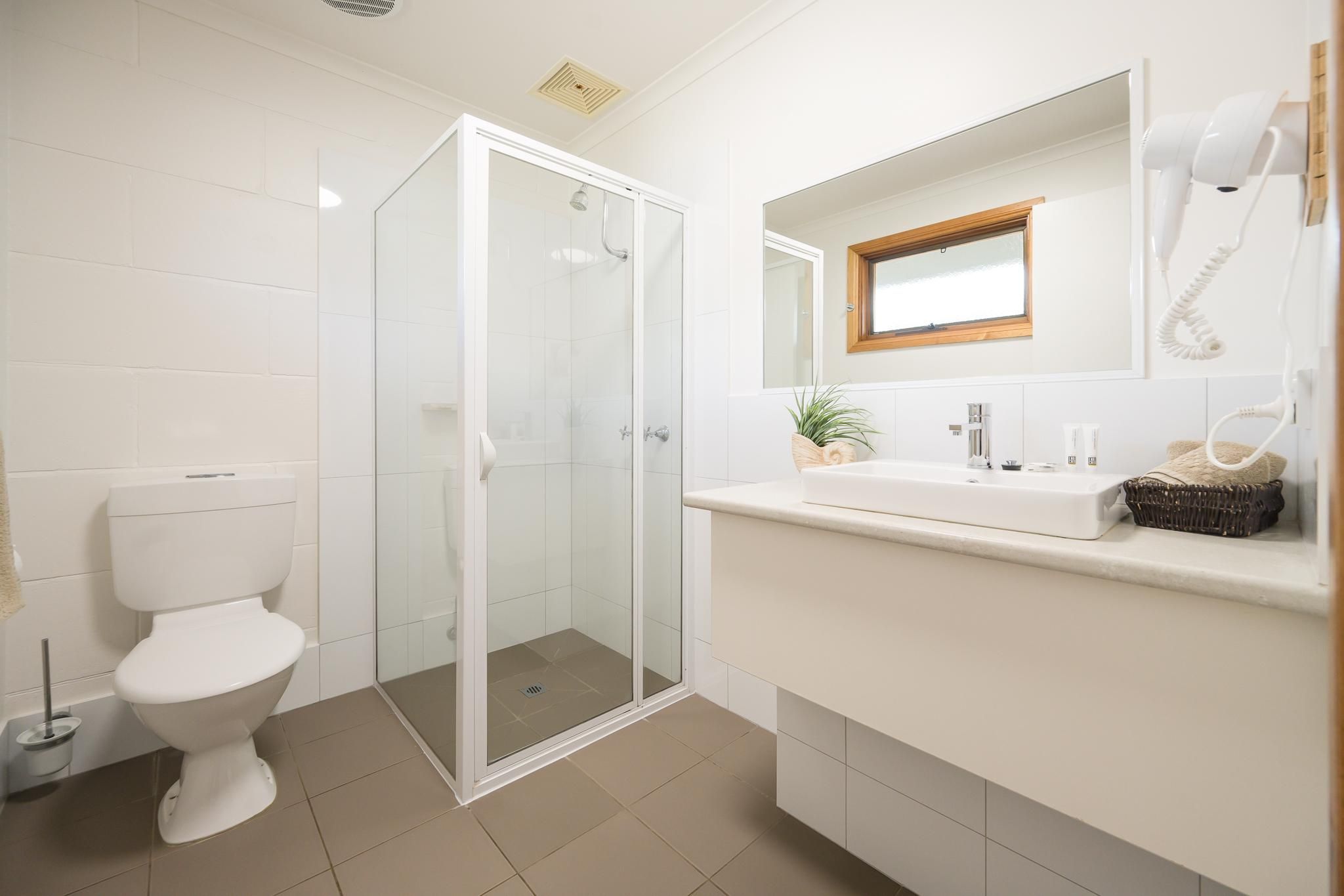 Loch Ard Motor Inn Ocean View Family Room 2