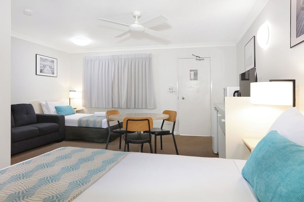 Motel Room (1 Queen Bed + 1 Single Bed)