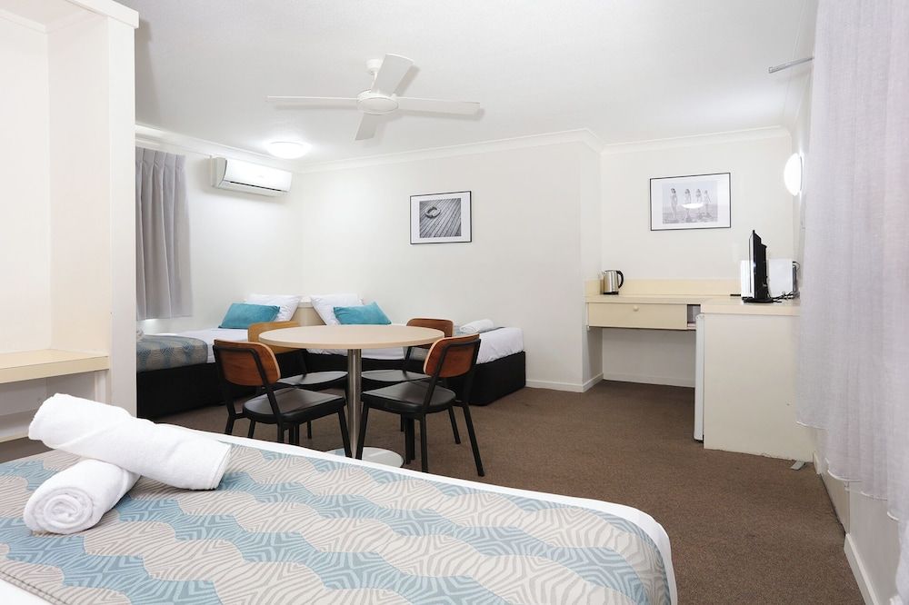 Motel Room (1 Queen Bed + 2 Single Beds)