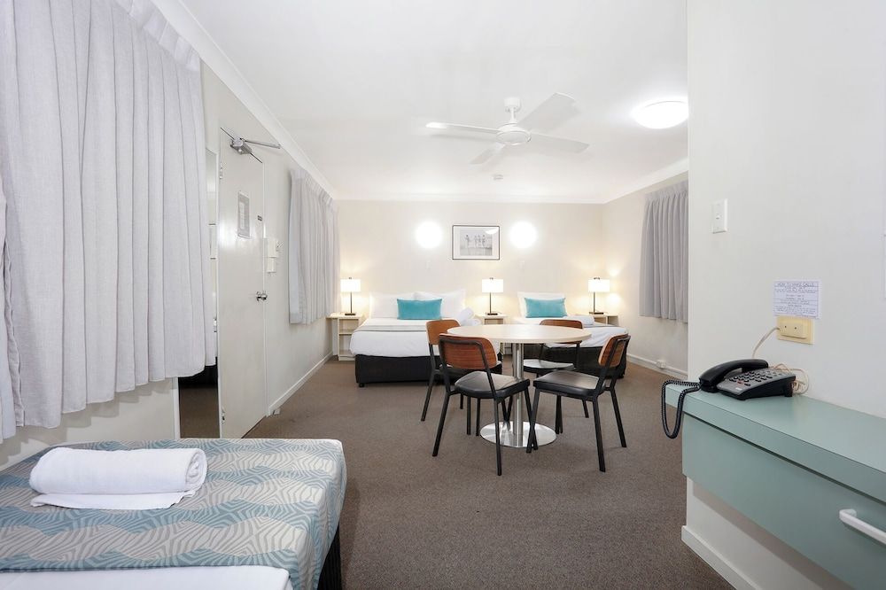 Motel Room (1 Double Bed + 2 Single Beds)