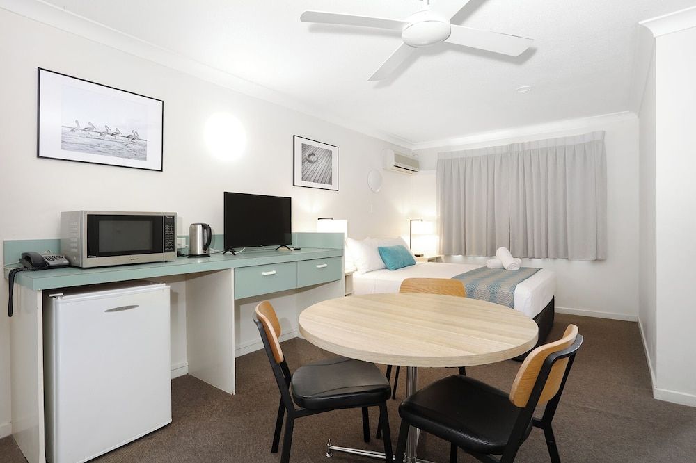 Motel Room (1 Queen Bed + 1 Single Bed)