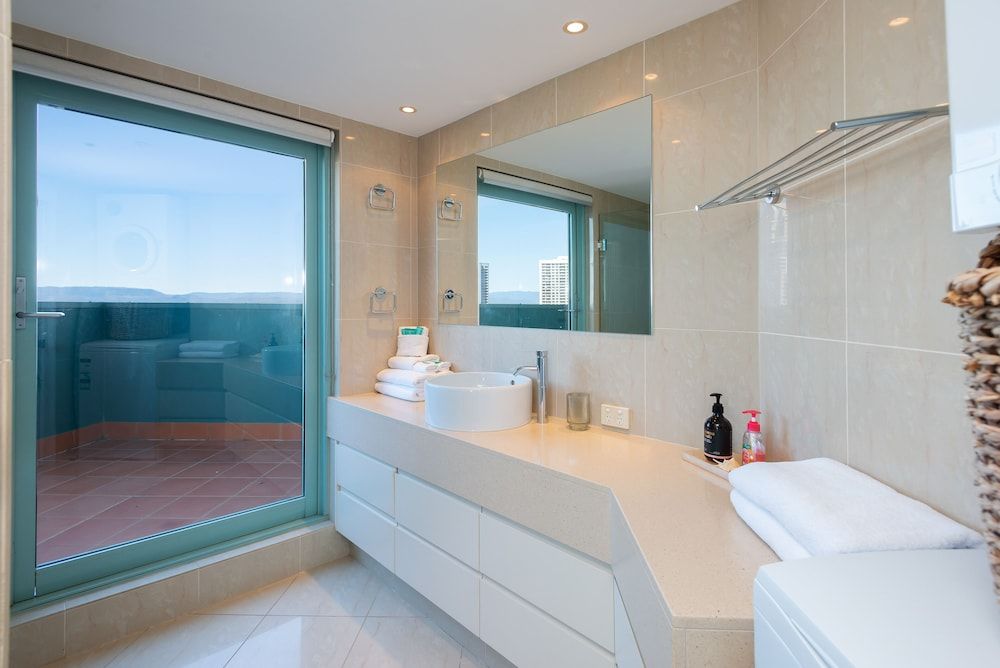 The Waterford on Main Beach Sub-Penthouse, 3 Bedrooms, Balcony, Oceanfront 9