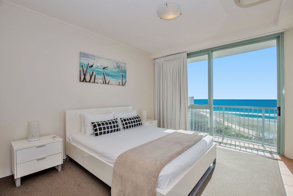 The Waterford on Main Beach 2 Bedrooms Ocean View 4