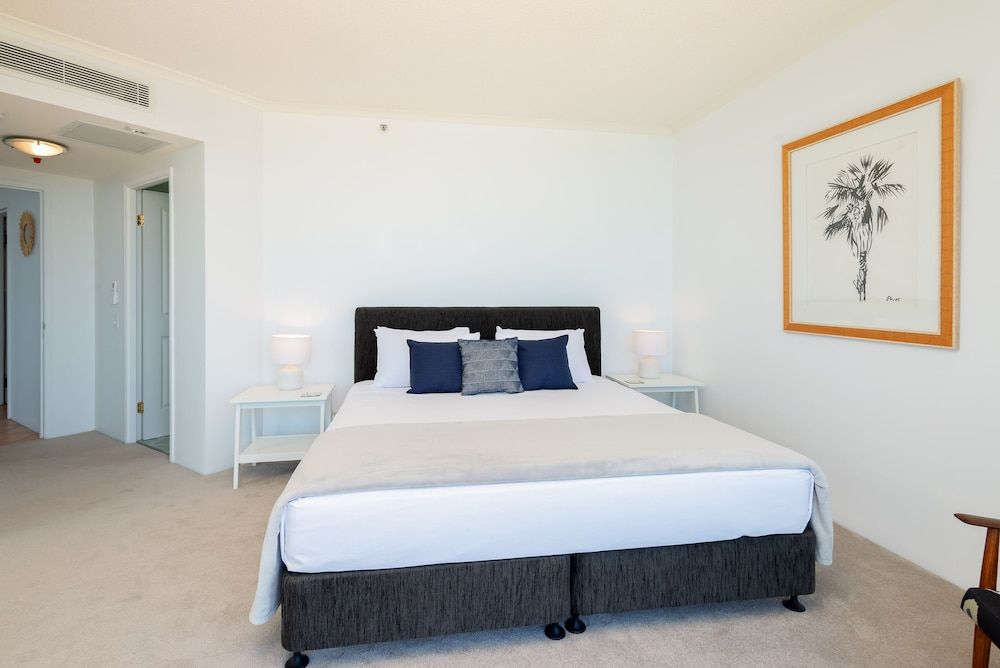 The Waterford on Main Beach Skyhome 3 Bedroom Sub Penthouse 4