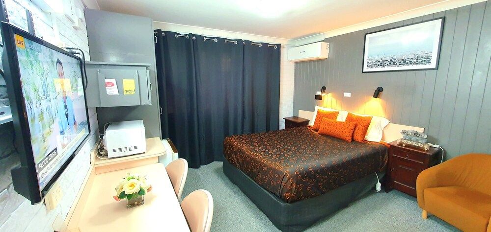 Young Goldrush Motel Deluxe Room, 1 Bedroom (Triple Room - 1 Double & 1 Single)