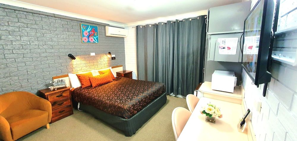 Young Goldrush Motel Deluxe Double Room (Queen Bedroom) 2