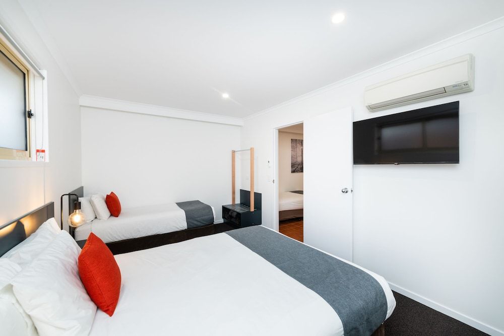 River Motel Family Suite with Kitchen, No Pets 2