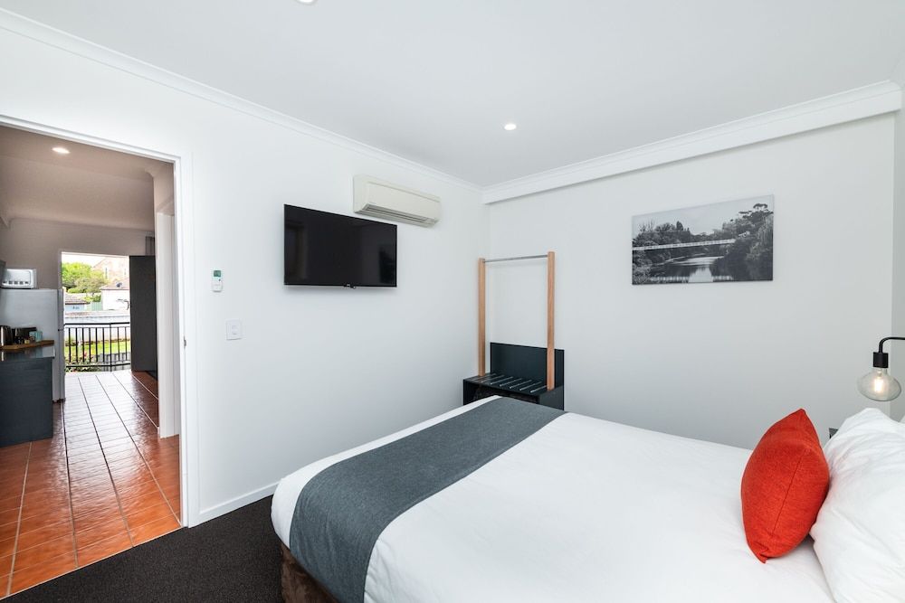 River Motel Queen Suite, No Pets