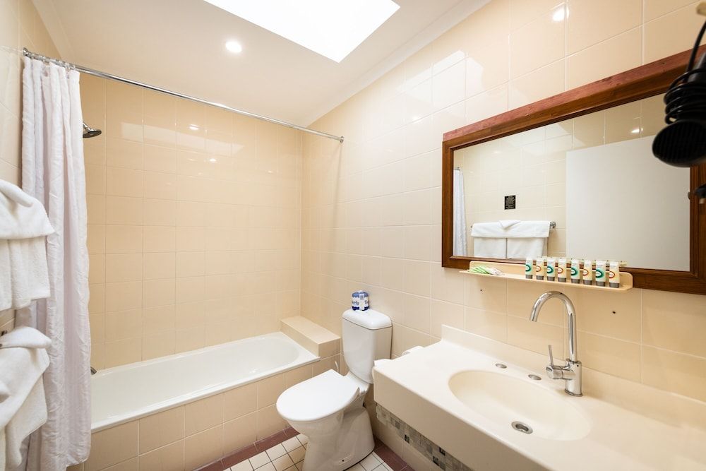 River Motel Queen Suite, No Pets 6