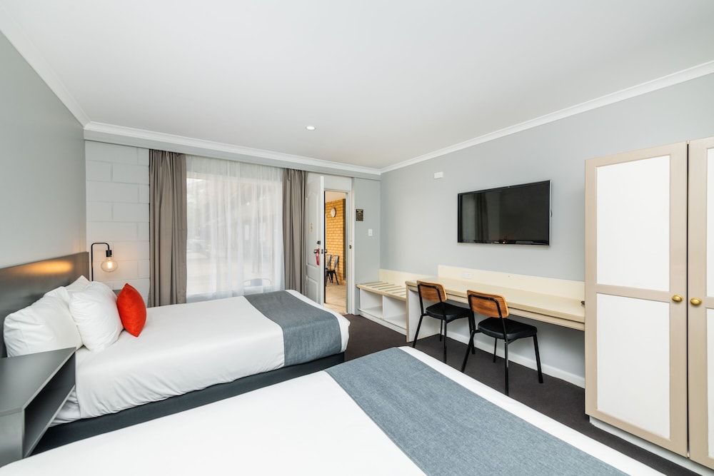 River Motel Twin Double Room, No Pets 3