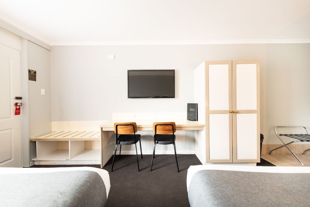 River Motel Twin Double Room, No Pets 9