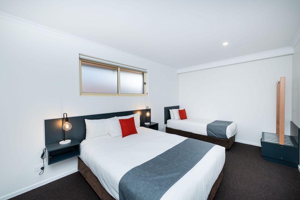 River Motel Family Suite with Kitchen, No Pets 3