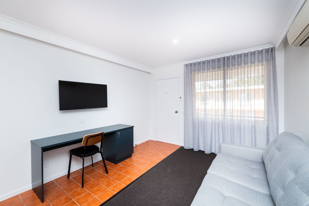 River Motel Family Suite with Kitchen, No Pets 9