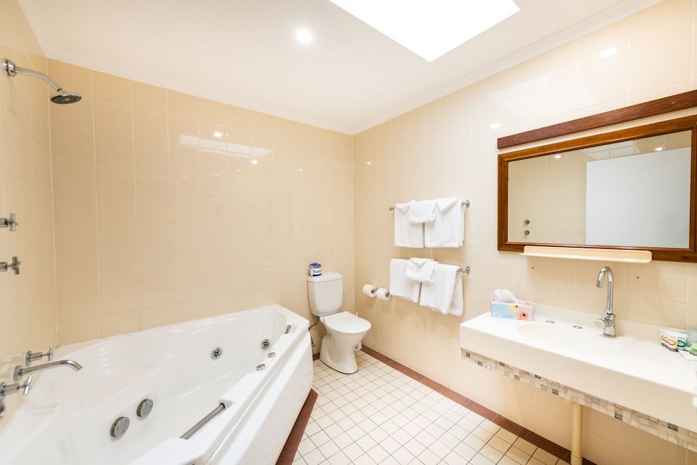 River Motel Family Suite with Kitchen, No Pets 7