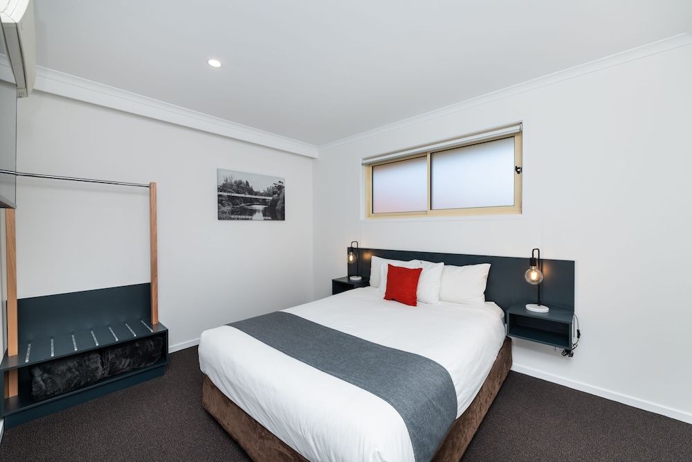 River Motel Queen Suite, No Pets 3