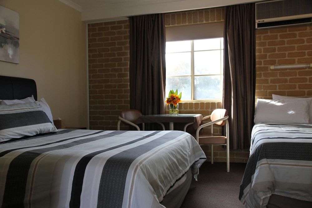 Deluxe Queen and Single Room