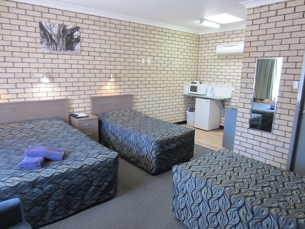 Cowra Crest Motel Family Room, Non Smoking, Kitchenette (Family of Four)
