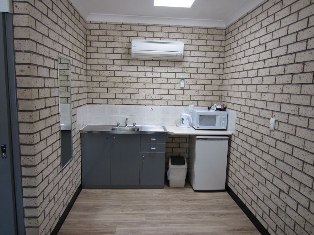 Cowra Crest Motel Standard Room, 1 Bedroom, Non Smoking, Kitchenette (Standard Twin Room) 2