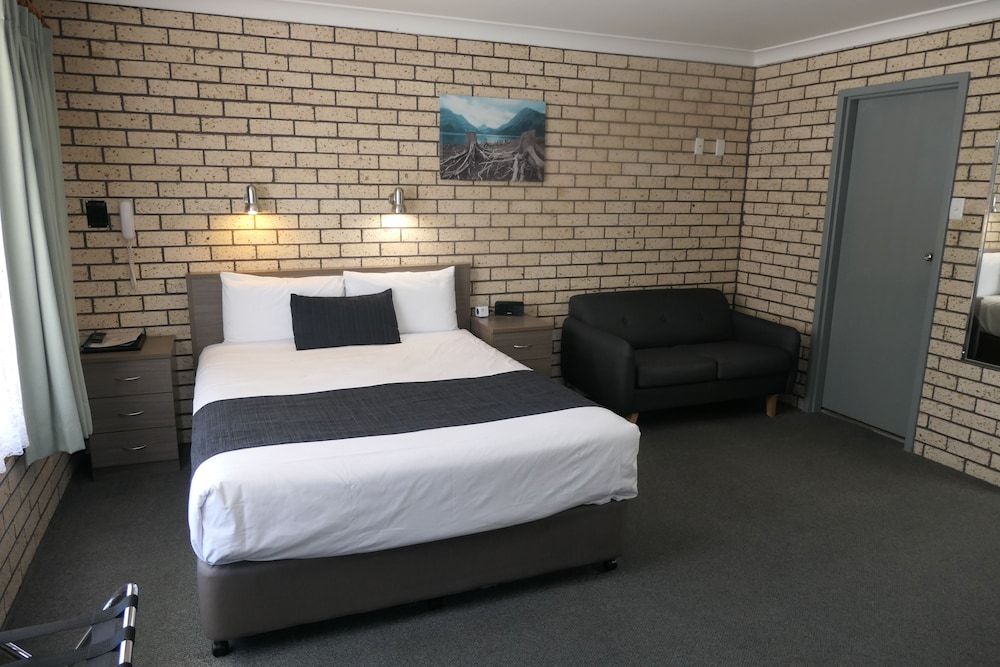 Cowra Crest Motel Executive Room, Non Smoking, Kitchenette (Executive Queen Room)