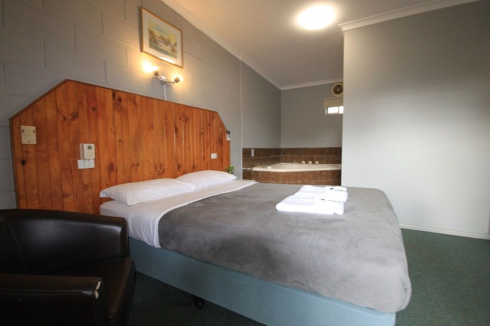Pelicans Motel San Remo Queen Spa Room 2