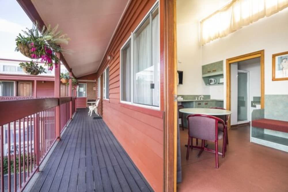 Downs Motel Family Kitchenette Room 3