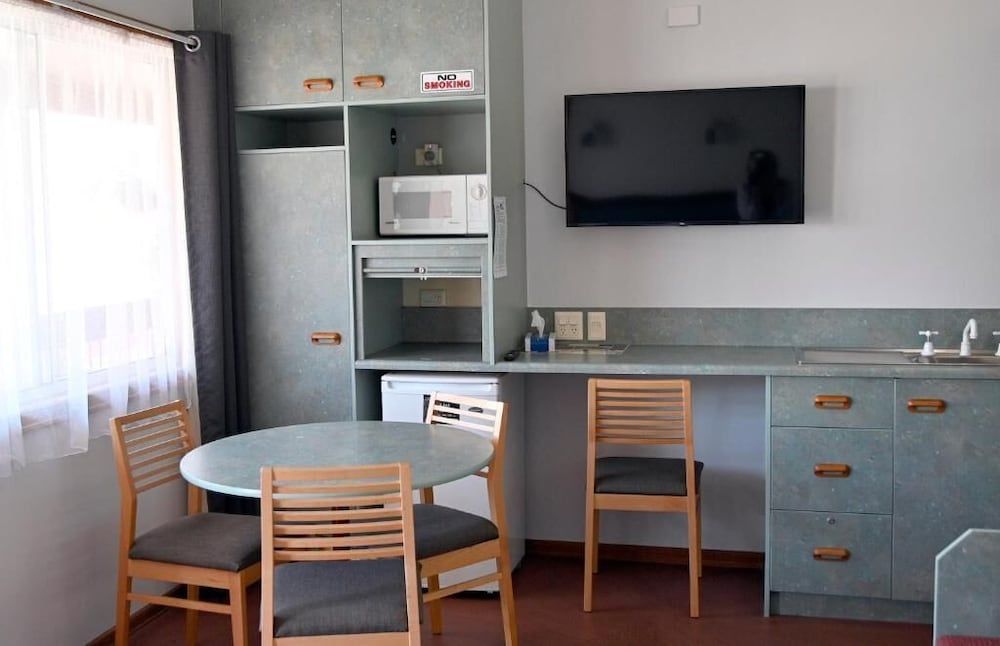 Downs Motel Family Kitchenette Room 5
