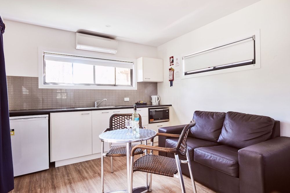 Lorne Foreshore Caravan Park Studio Cabin - River View 4