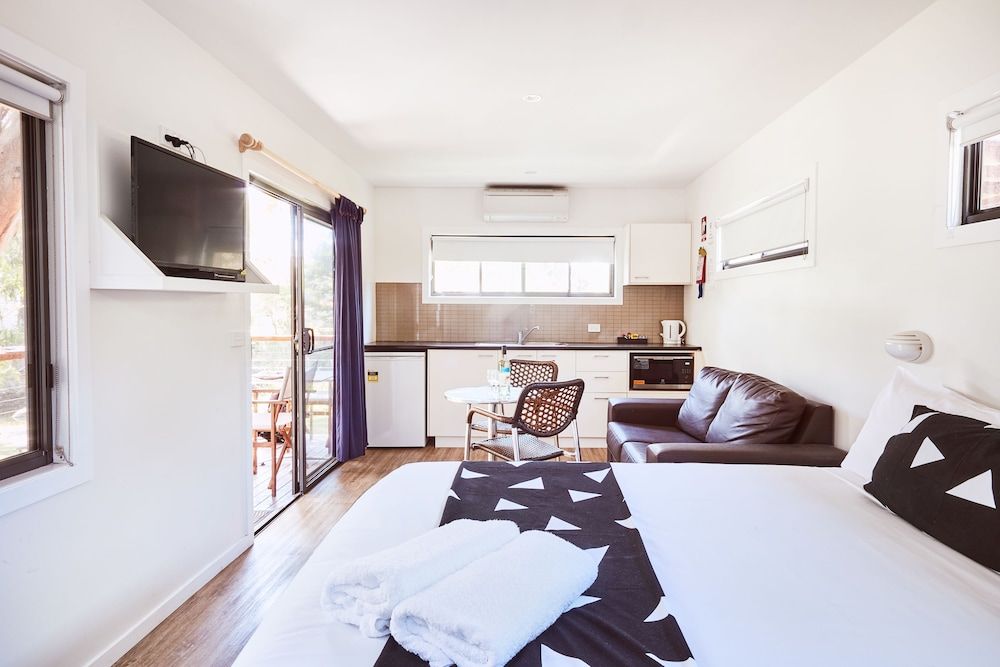 Lorne Foreshore Caravan Park Studio Cabin - River View