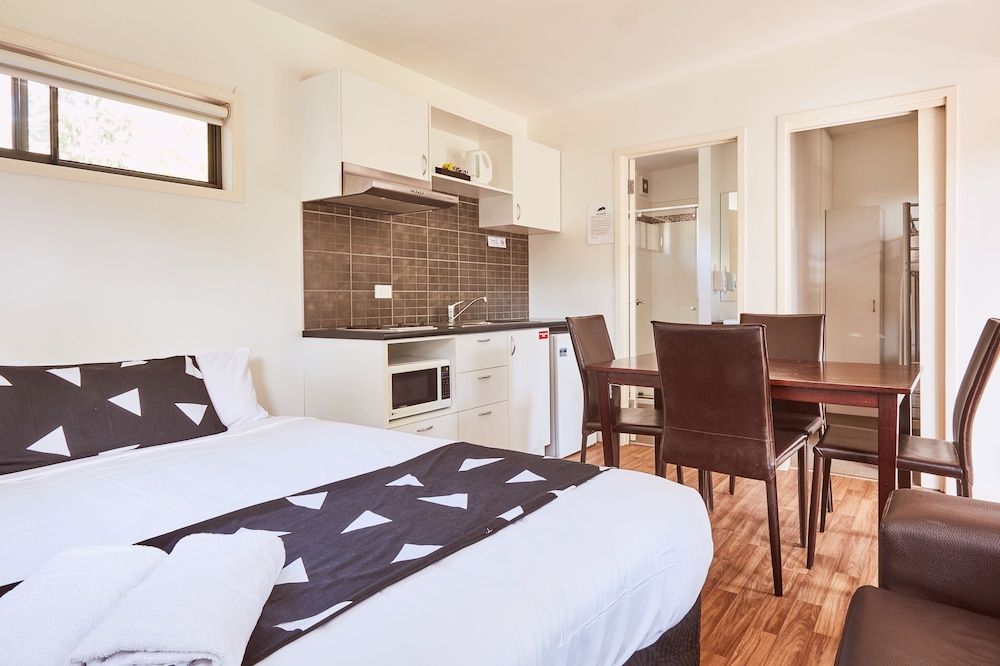 Lorne Foreshore Caravan Park Family Cabin - River View 3