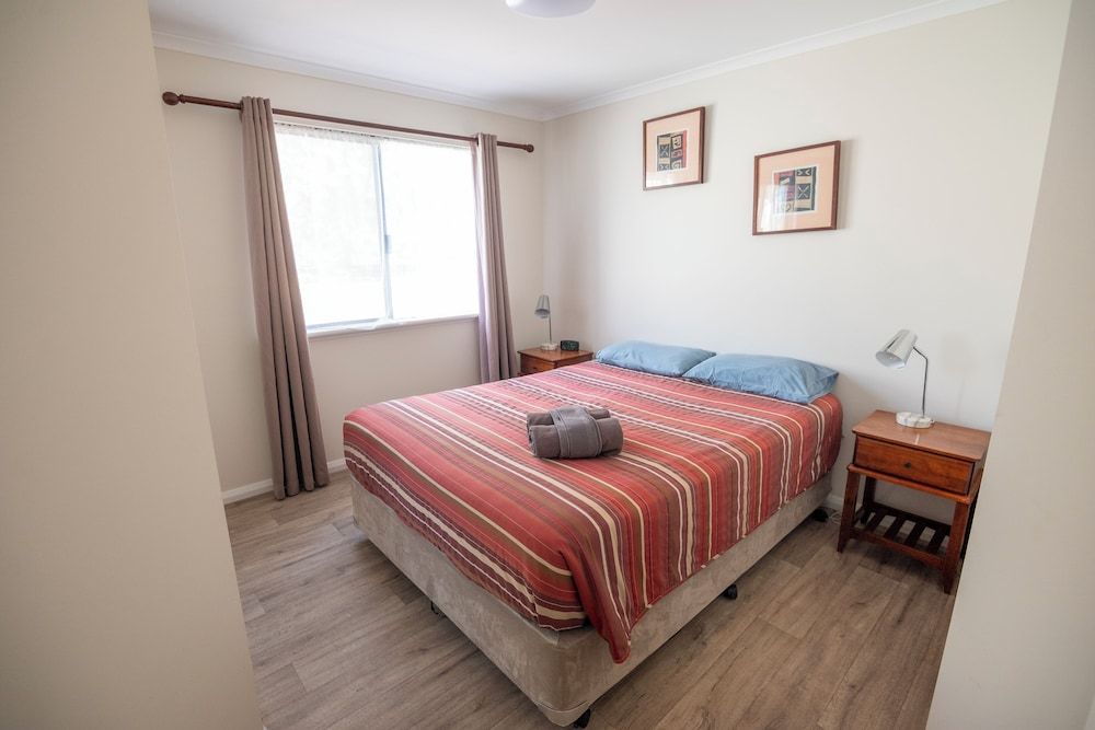 Jurien Bay Tourist Park Standard Chalet, 2 Bedrooms, Non Smoking, Kitchen (Chalet) 2