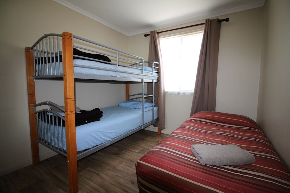 Jurien Bay Tourist Park Standard Chalet, 2 Bedrooms, Non Smoking, Kitchen (Chalet) 5