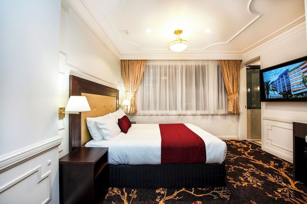 Burke and Wills Hotel Luxury Suite, 1 Queen Bed, Bathtub 2