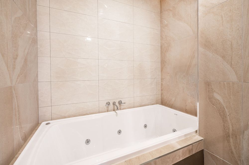 Burke and Wills Hotel Luxury Suite, 1 King Bed, Jetted tub with balcony 2