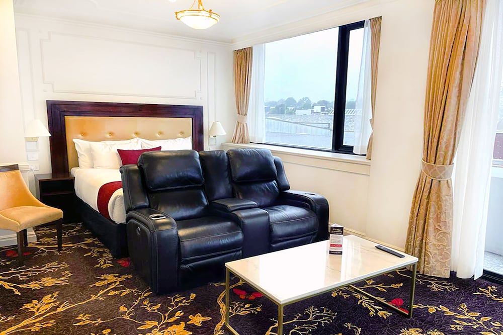 Burke and Wills Hotel Luxury Suite, 1 King Bed, Jetted tub with balcony 4