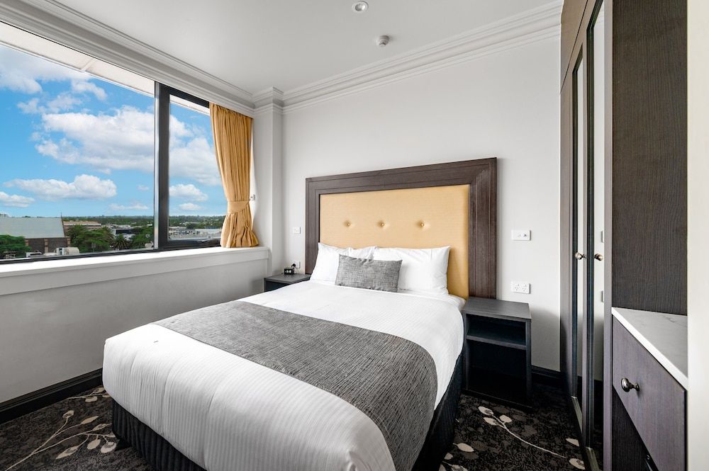 Burke and Wills Hotel Corporate Queen 2