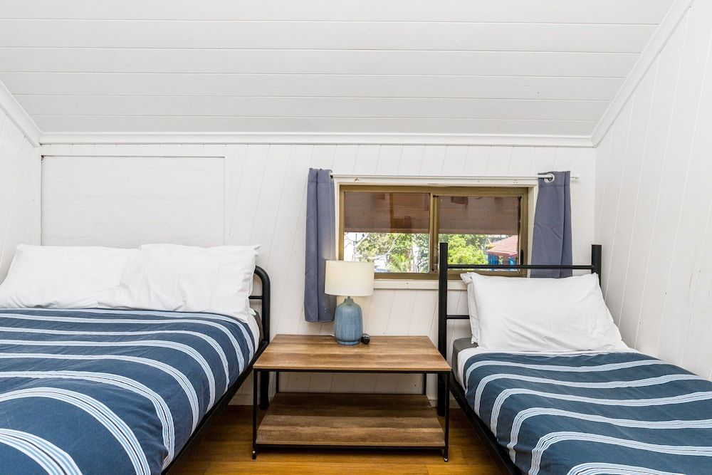 Twin Bed with Shared Bathroom (F5)