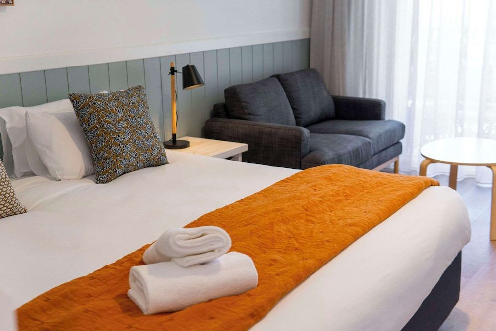 The Quarters, Ascend Hotel Collection Standard Room, 1 King Bed, Non Smoking, Pool View 2