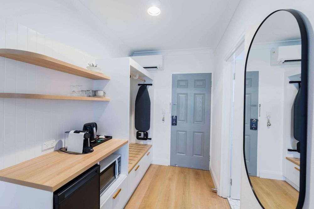 The Quarters, Ascend Hotel Collection Standard Room, 1 King Bed, Non Smoking, Pool View 5