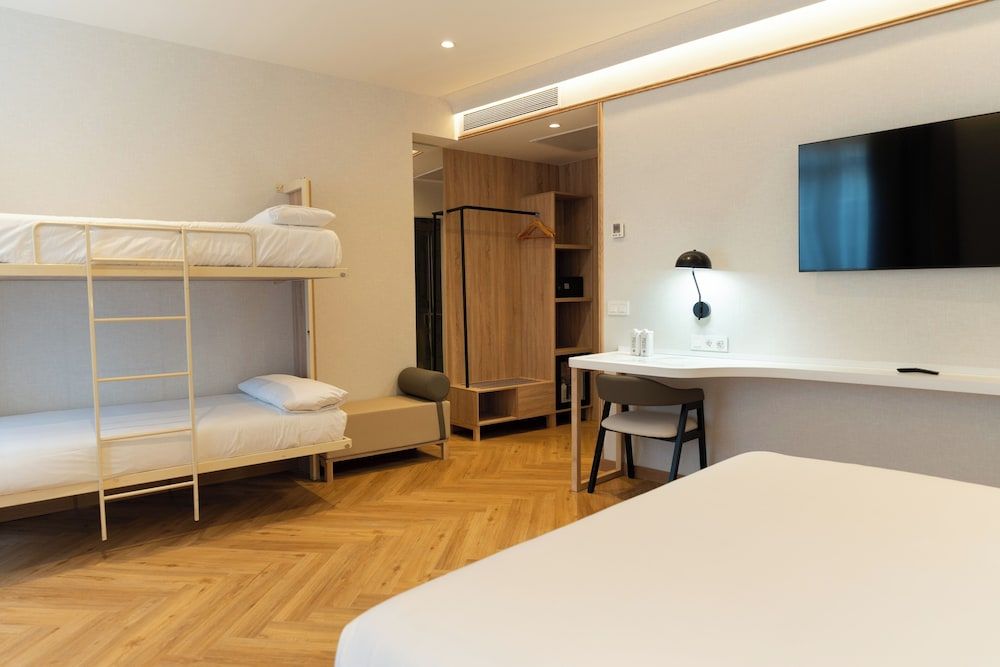 Petit Palace Chueca Quadruple Room 3