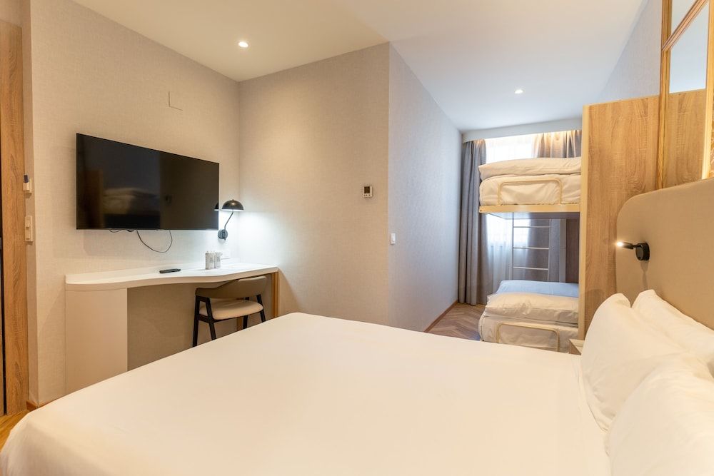 Petit Palace Chueca Quadruple Room 5