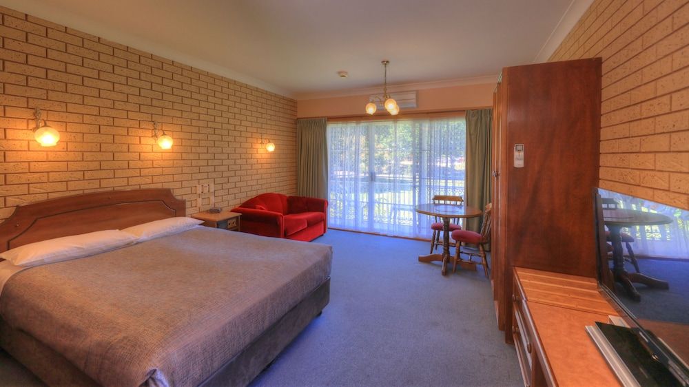 Barrass's John Bright Motor Inn Executive Queen Unit (Upstairs with Park View)