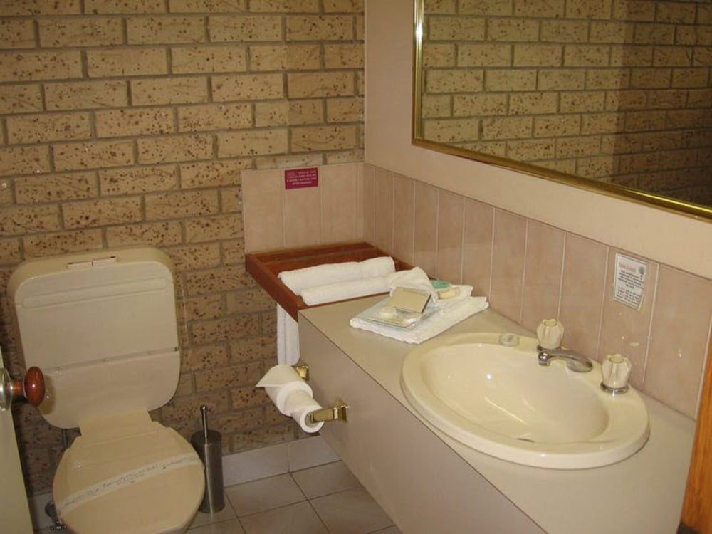 Barrass's John Bright Motor Inn Two Bedroom Room 5