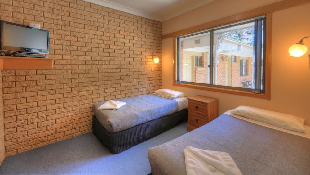 Barrass's John Bright Motor Inn Two Room Unit, Sleeps 4 2