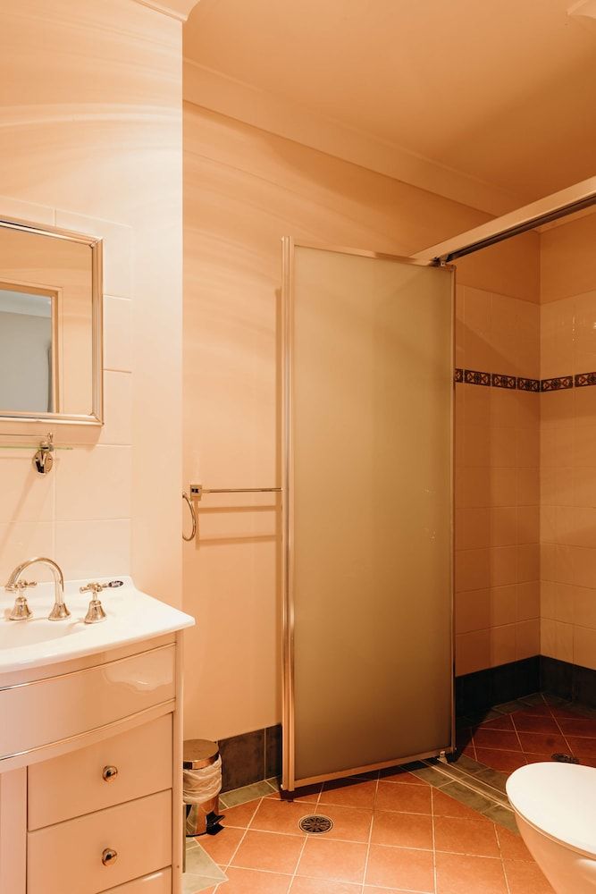 Port Macquarie Hotel Room, 1 King Bed, Ensuite 2